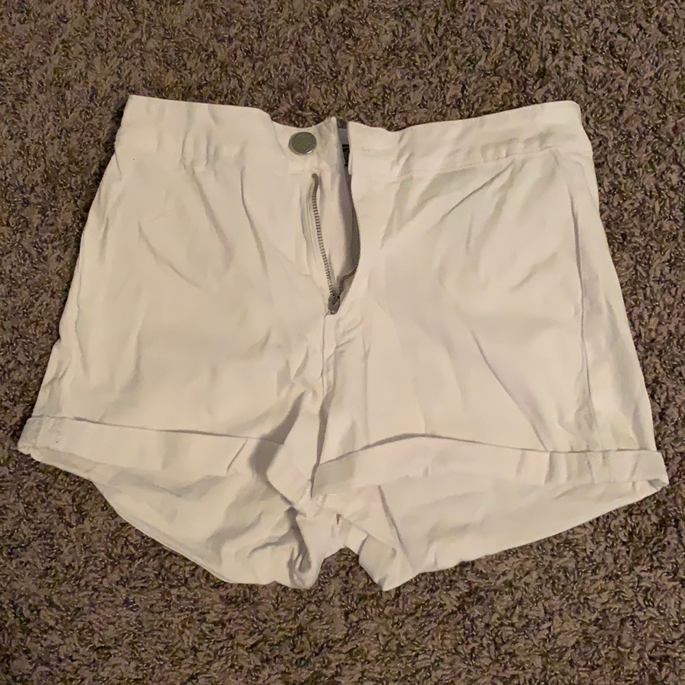 Super cute white shorts!